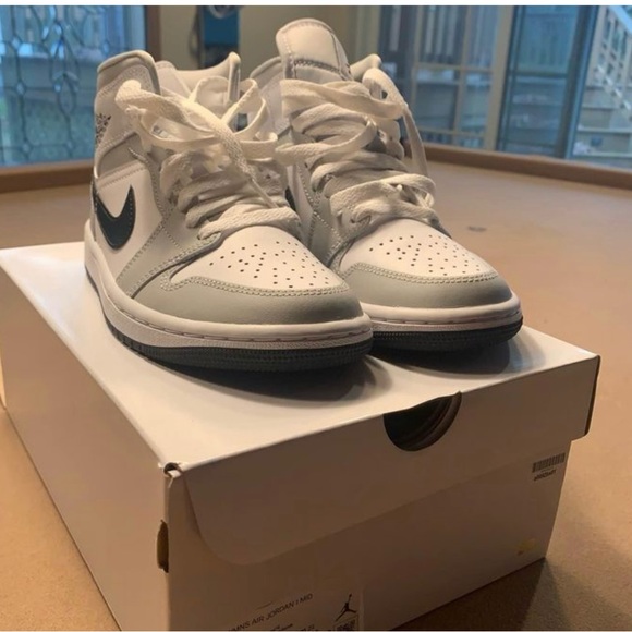 new nike shoes I bought for my daughter but she didn’t like them - Picture 3 of 4